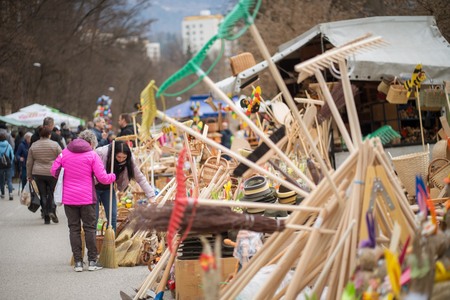 Črna nedelja na Ravnah znova združila tradicijo, kulinariko in živahno dogajanje (14)